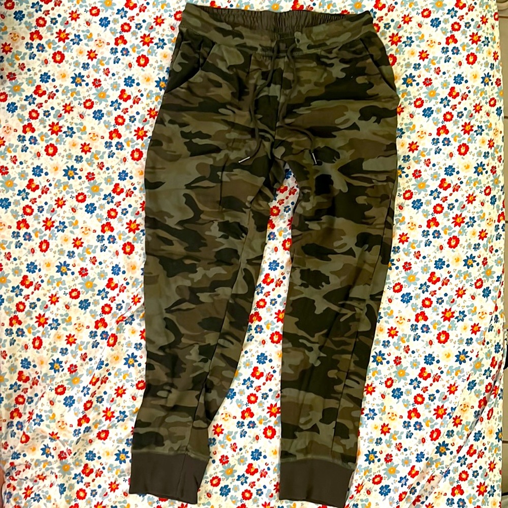 MEN’s ADAM LEVINE Camo Jogger in size SMALL